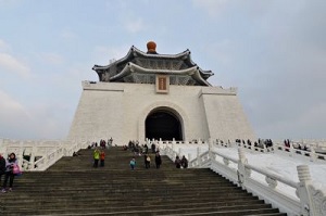 一張含有 室外, 天空, 建築物, 草 的圖片產生非常高可信度的描述