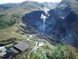 一張含有 山, 大自然, 室外, 天空 的圖片產生非常高可信度的描述