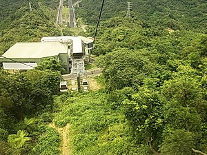 一張含有 樹, 室外, 山, 天空 的圖片產生非常高可信度的描述